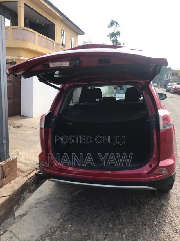 Toyota RAV4 XLE 4dr SUV (2.5L 4cyl 6A) 2018 Red