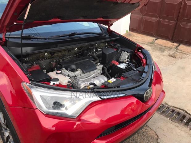 Toyota RAV4 XLE 4dr SUV (2.5L 4cyl 6A) 2018 Red