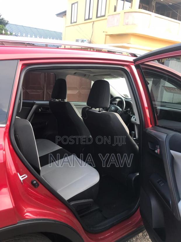 Toyota RAV4 XLE 4dr SUV (2.5L 4cyl 6A) 2018 Red