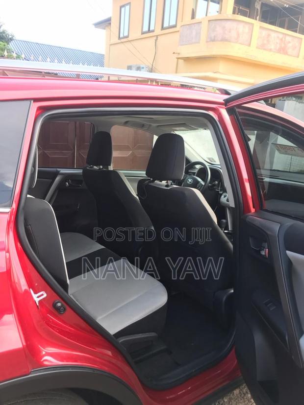 Toyota RAV4 XLE 4dr SUV (2.5L 4cyl 6A) 2018 Red