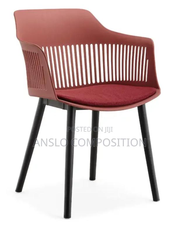 Spacious Garden Chair · Photo 2