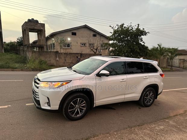 Toyota Highlander XLE 4x4 V6 (3.5L 6cyl 8A) 2018 White