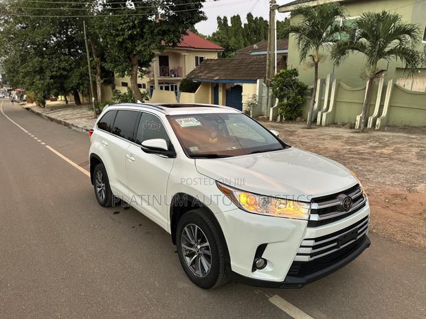 Toyota Highlander XLE 4x4 V6 (3.5L 6cyl 8A) 2018 White photo 2