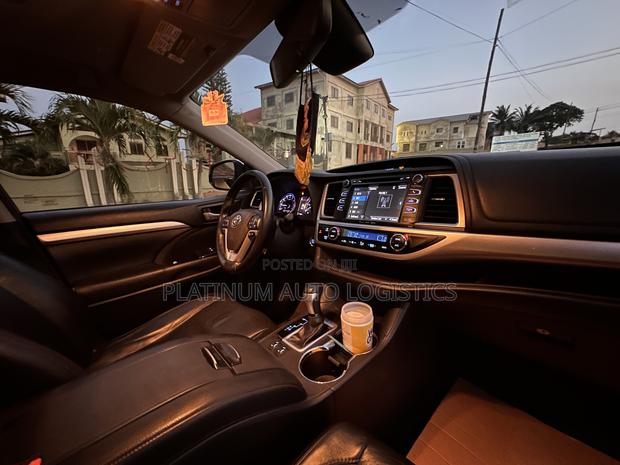 Toyota Highlander XLE 4x4 V6 (3.5L 6cyl 8A) 2018 White photo 8