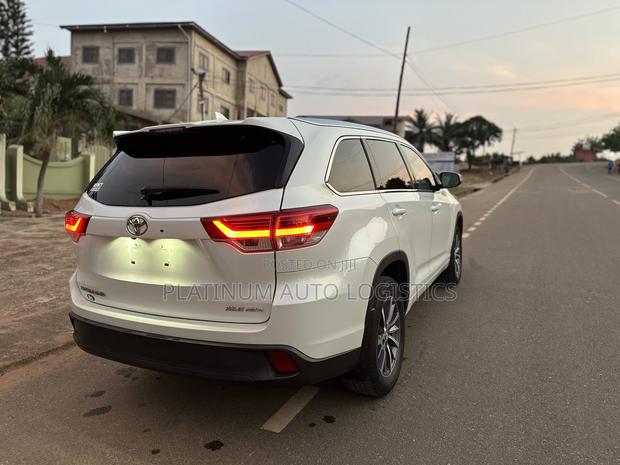 Toyota Highlander XLE 4x4 V6 (3.5L 6cyl 8A) 2018 White photo 5
