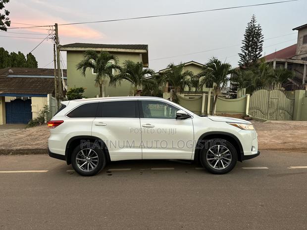 Toyota Highlander XLE 4x4 V6 (3.5L 6cyl 8A) 2018 White photo 4