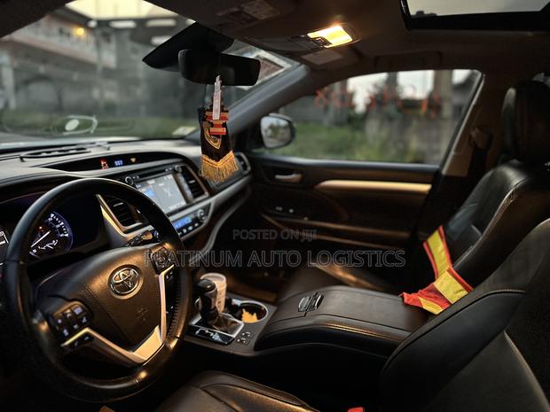 Toyota Highlander XLE 4x4 V6 (3.5L 6cyl 8A) 2018 White photo 9