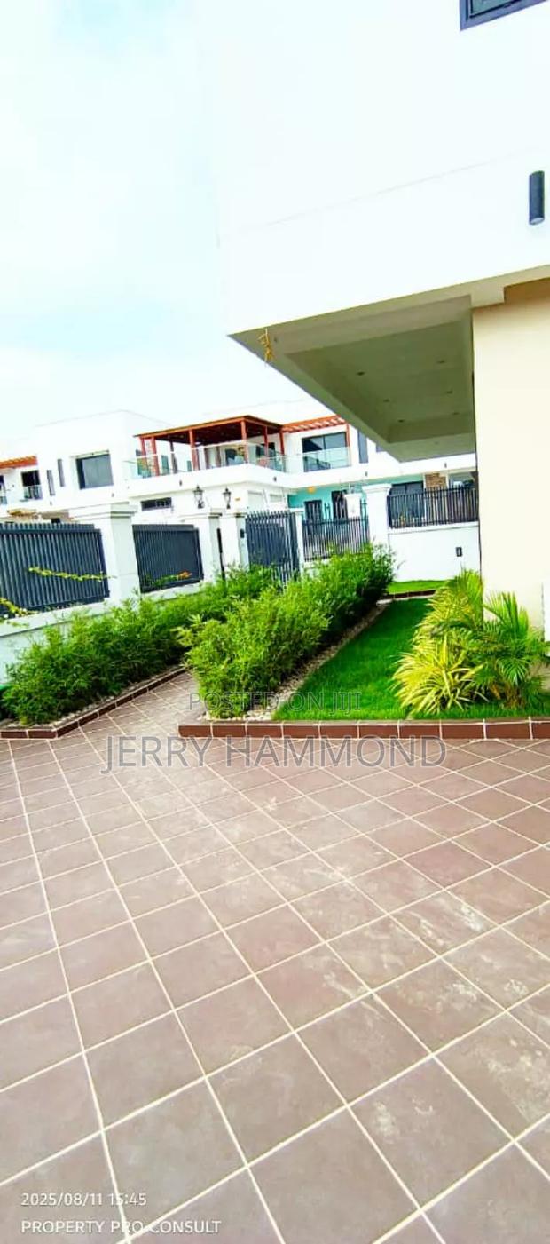 Furnished 4bdrm House in Sakumono The Oyster for sale · Photo 2