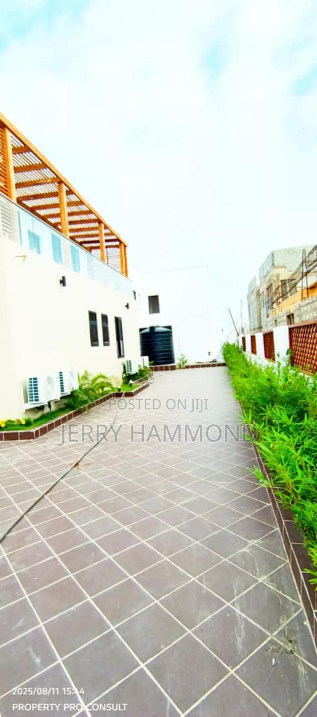 Furnished 4bdrm House in Sakumono The Oyster for sale · Photo 3
