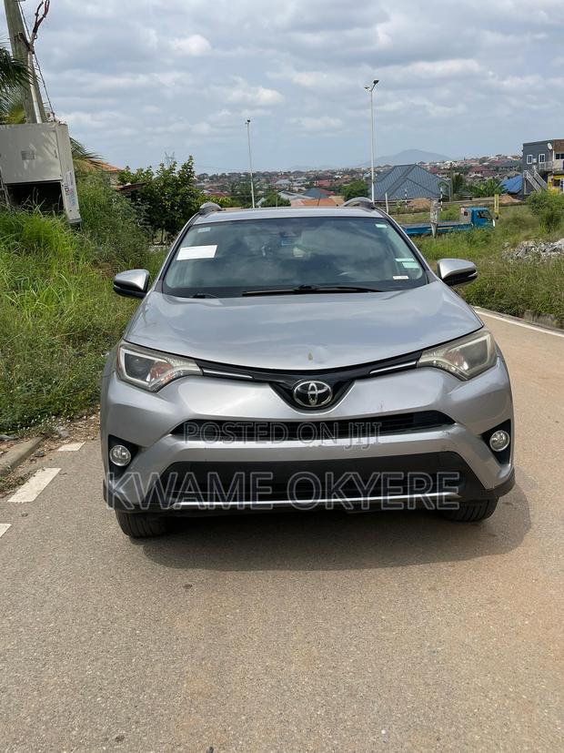 Toyota RAV4 XLE 4dr SUV (2.5L 4cyl 6A) 2018 Silver