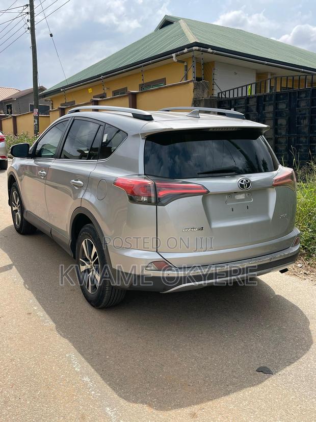 Toyota RAV4 XLE 4dr SUV (2.5L 4cyl 6A) 2018 Silver