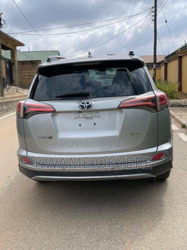 Toyota RAV4 XLE 4dr SUV (2.5L 4cyl 6A) 2018 Silver