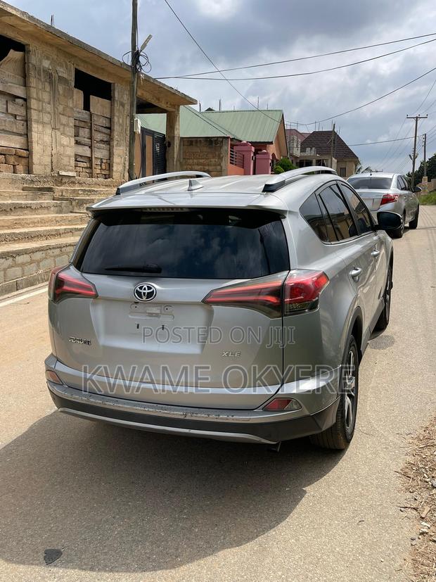 Toyota RAV4 XLE 4dr SUV (2.5L 4cyl 6A) 2018 Silver