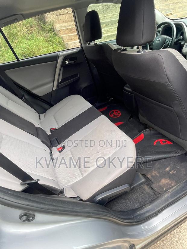 Toyota RAV4 XLE 4dr SUV (2.5L 4cyl 6A) 2018 Silver