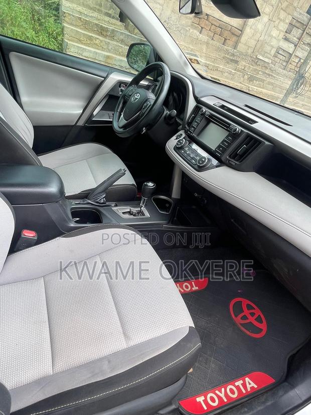 Toyota RAV4 XLE 4dr SUV (2.5L 4cyl 6A) 2018 Silver