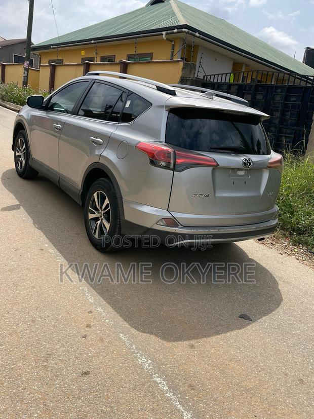 Toyota RAV4 XLE 4dr SUV (2.5L 4cyl 6A) 2018 Silver