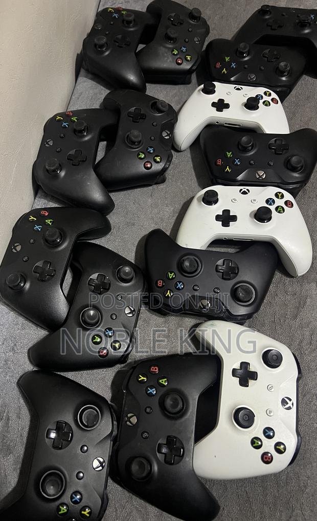 Xbox One S Controllers · Photo 2
