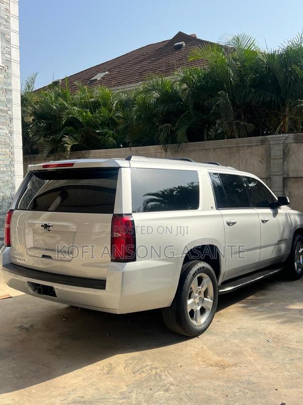 Chevrolet Suburban LT 4x4 2017 Gray