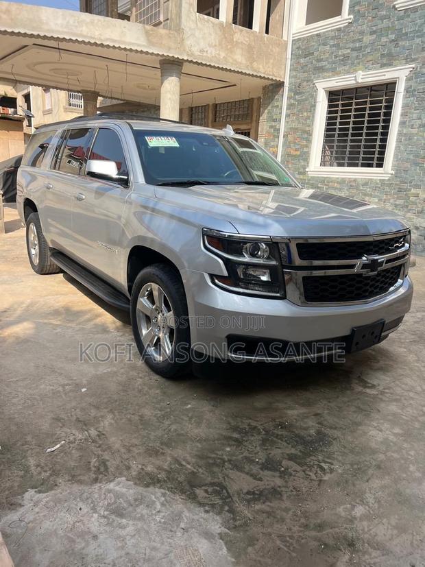 Chevrolet Suburban LT 4x4 2017 Gray