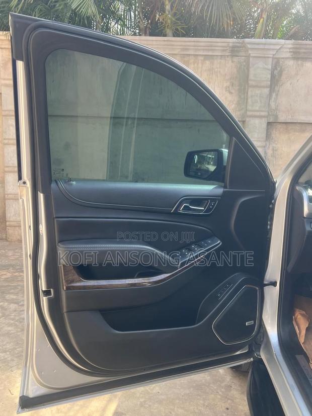 Chevrolet Suburban LT 4x4 2017 Gray