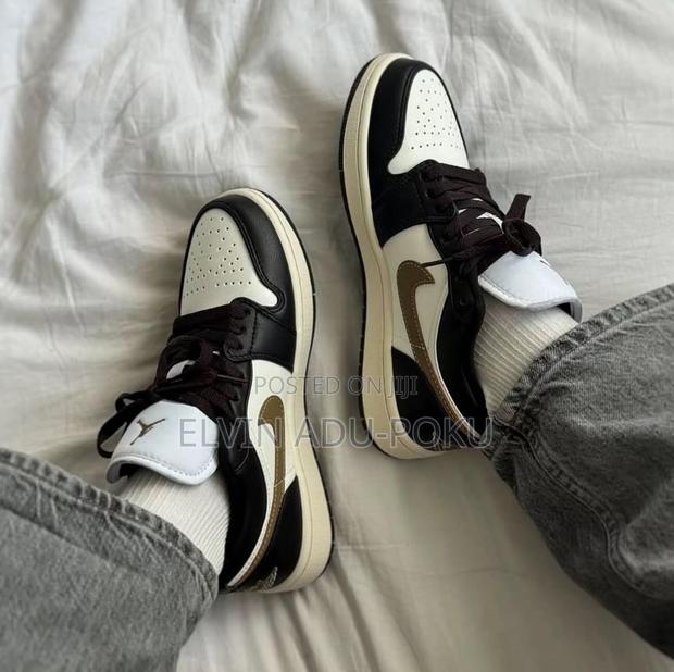 Air Jordan 1 Low Sneaker · Photo 4