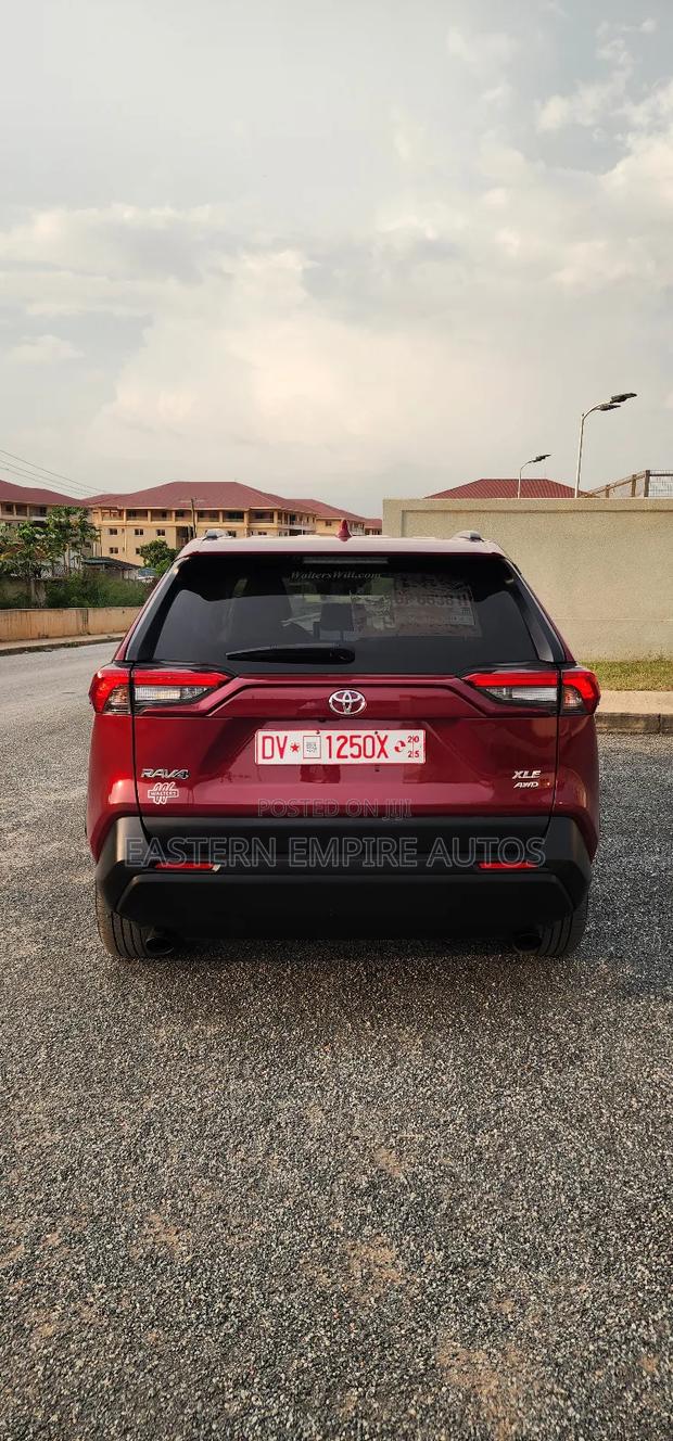 Toyota RAV4 XLE Premium AWD 2023 Burgundy photo 5