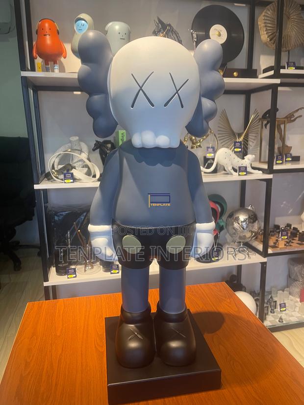 Standing Kaws Big photo 3