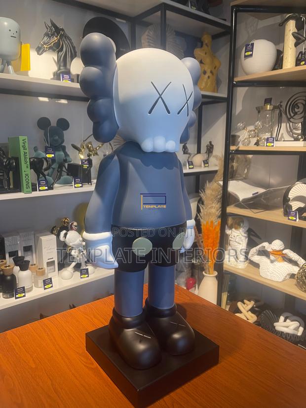 Standing Kaws Big photo 2