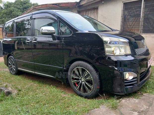 Toyota Voxy 2013 Black