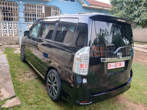 Toyota Voxy 2013 Black