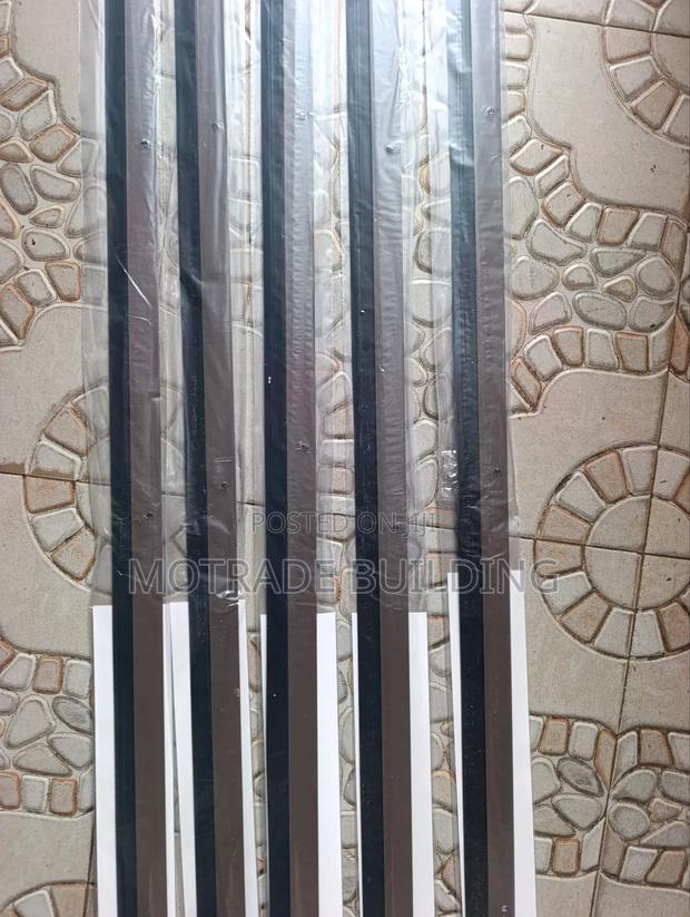 Door Brush/Seal · Photo 2
