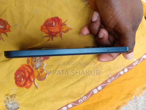 Infinix Hot 30i 128 GB Black · Photo 4