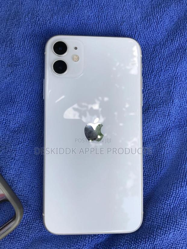 Apple iPhone 11 64 GB White · Photo 1