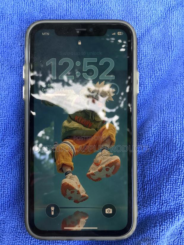 Apple iPhone 11 64 GB White · Photo 2