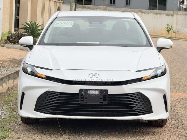 Toyota Camry SE 2025 White