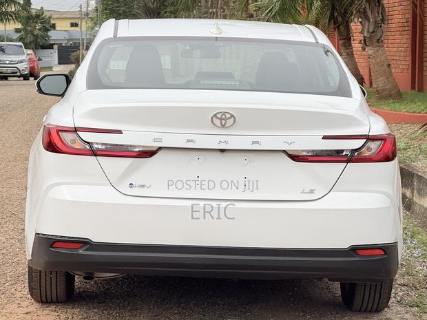 Toyota Camry SE 2025 White