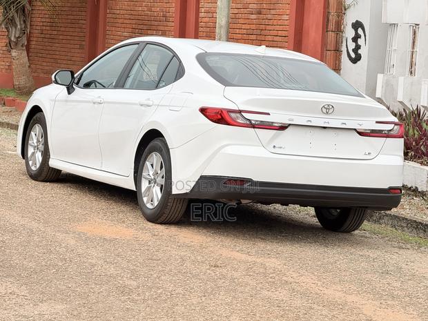 Toyota Camry SE 2025 White
