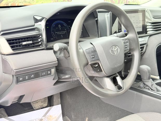 Toyota Camry SE 2025 White