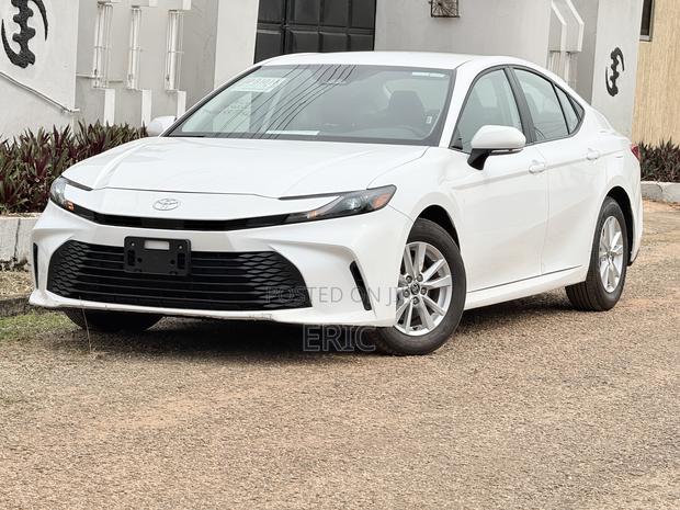 Toyota Camry SE 2025 White