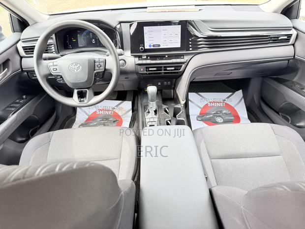 Toyota Camry SE 2025 White