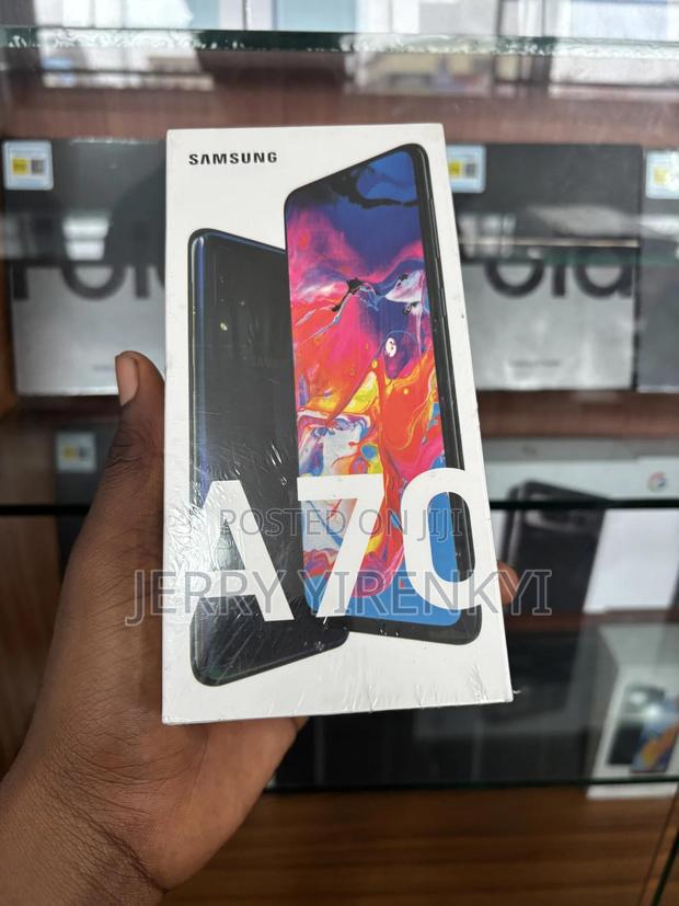 New Samsung Galaxy A70 128 GB Black photo 2