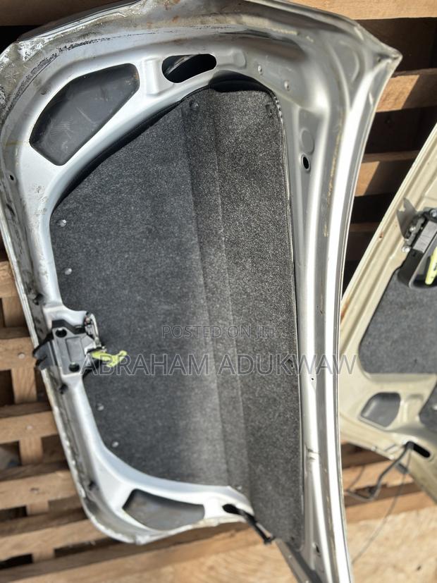 Toyota Corolla 205-2010 Boot/Tailgate photo 4