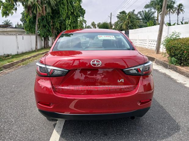 Toyota Yaris iA 1.5 FWD 2016 Red photo 4