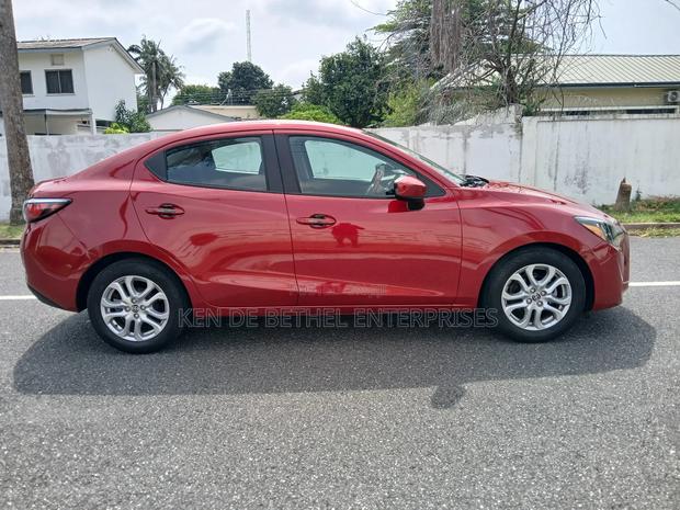Toyota Yaris iA 1.5 FWD 2016 Red photo 5