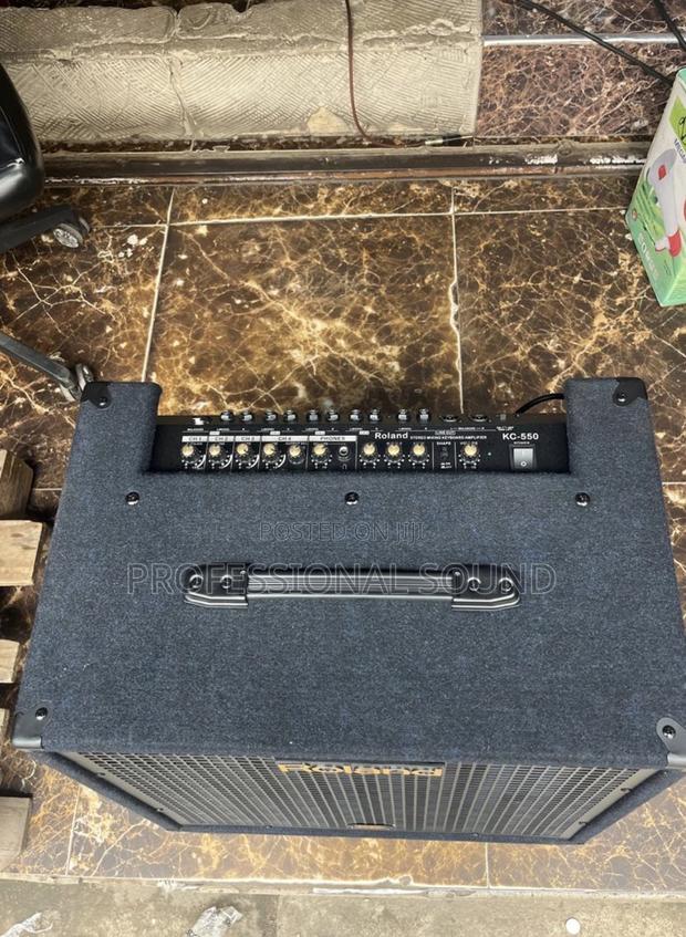 Roland Kc-550 Stereo Mixing Keyboard Amplifier. · Photo 4