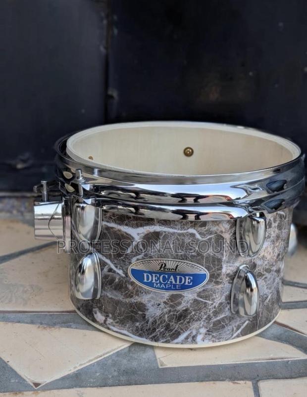 Pearl Decade Maple Drum Set, Featuring a Marble-Style Finish. · Photo 2