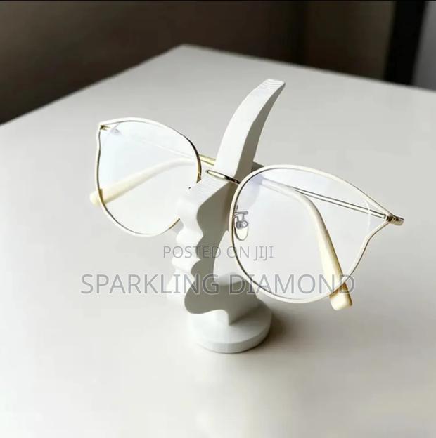 Side Face Eyeglass Holder – Minimalist Desk Stand (Black/White)