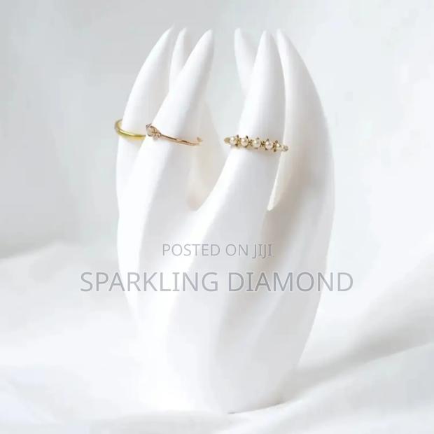 Minimalist Ring Display Hand — Premium Jewelry Stand
