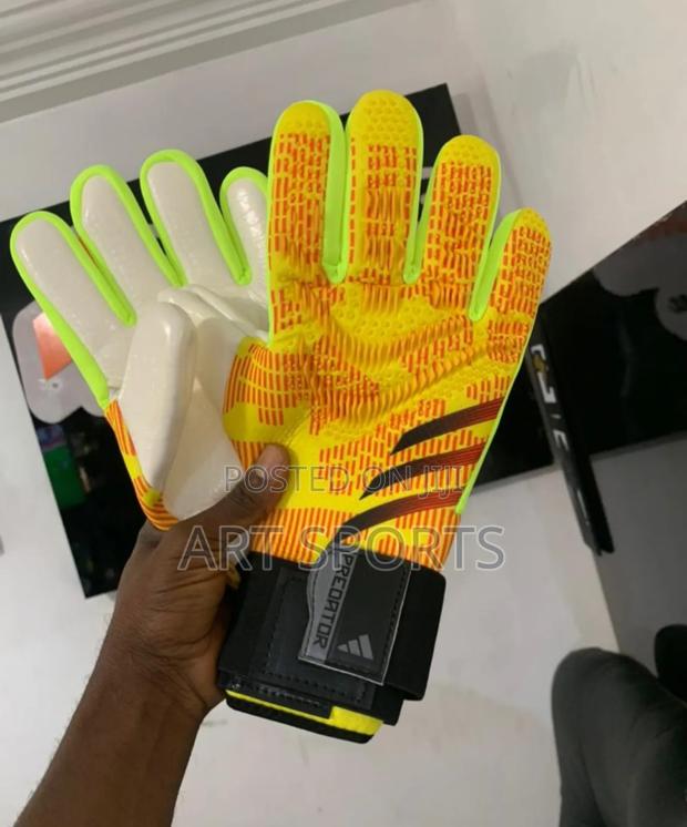 Predator Goalkeepers Gloves · Photo 2