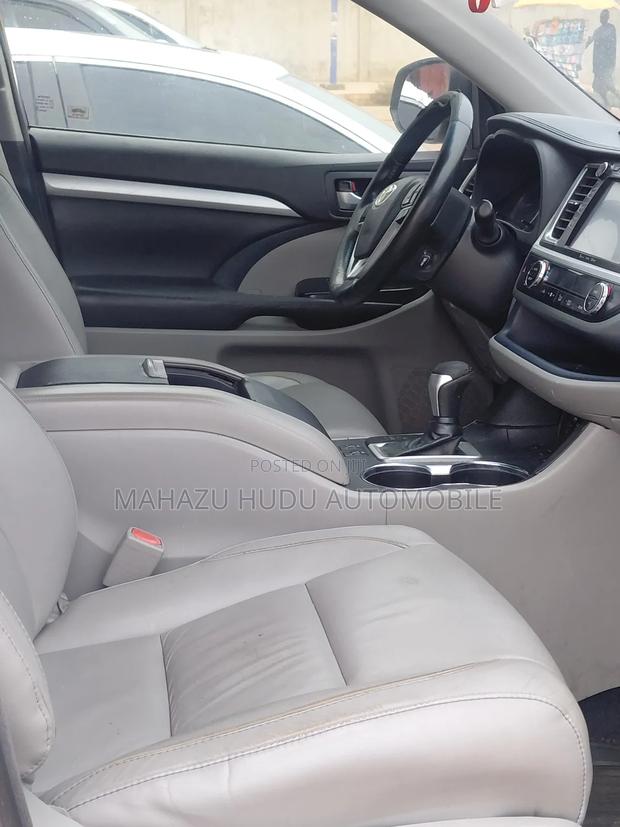 Toyota Highlander XLE 4x4 V6 (3.5L 6cyl 8A) 2018 White